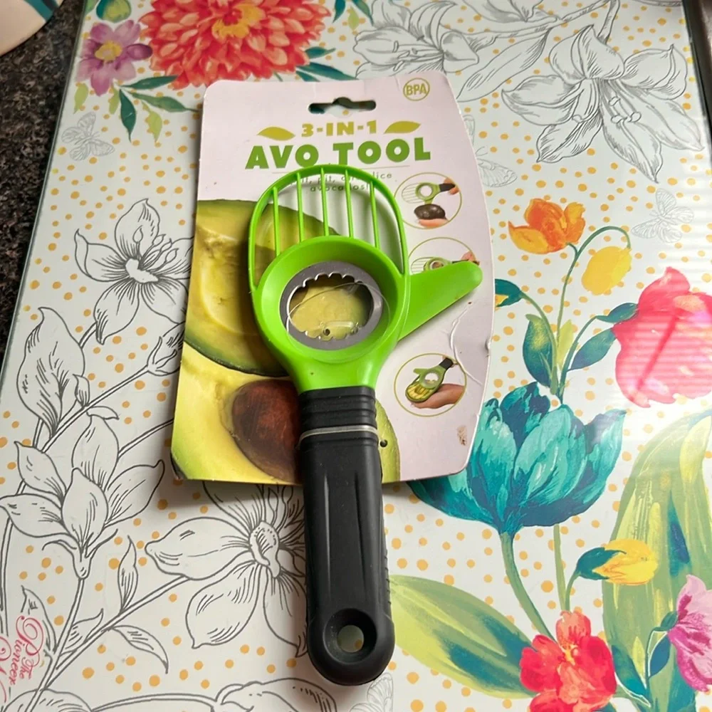 NWT 3 in 1 Avocado Slicer Tool with Grip Handle,